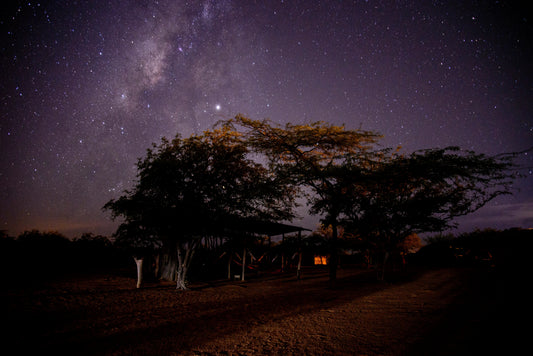 Galaxias del desierto: noche Wayúu